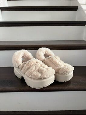 NWOB - CROCS Women's Cream Faux-Fur Platform Slides